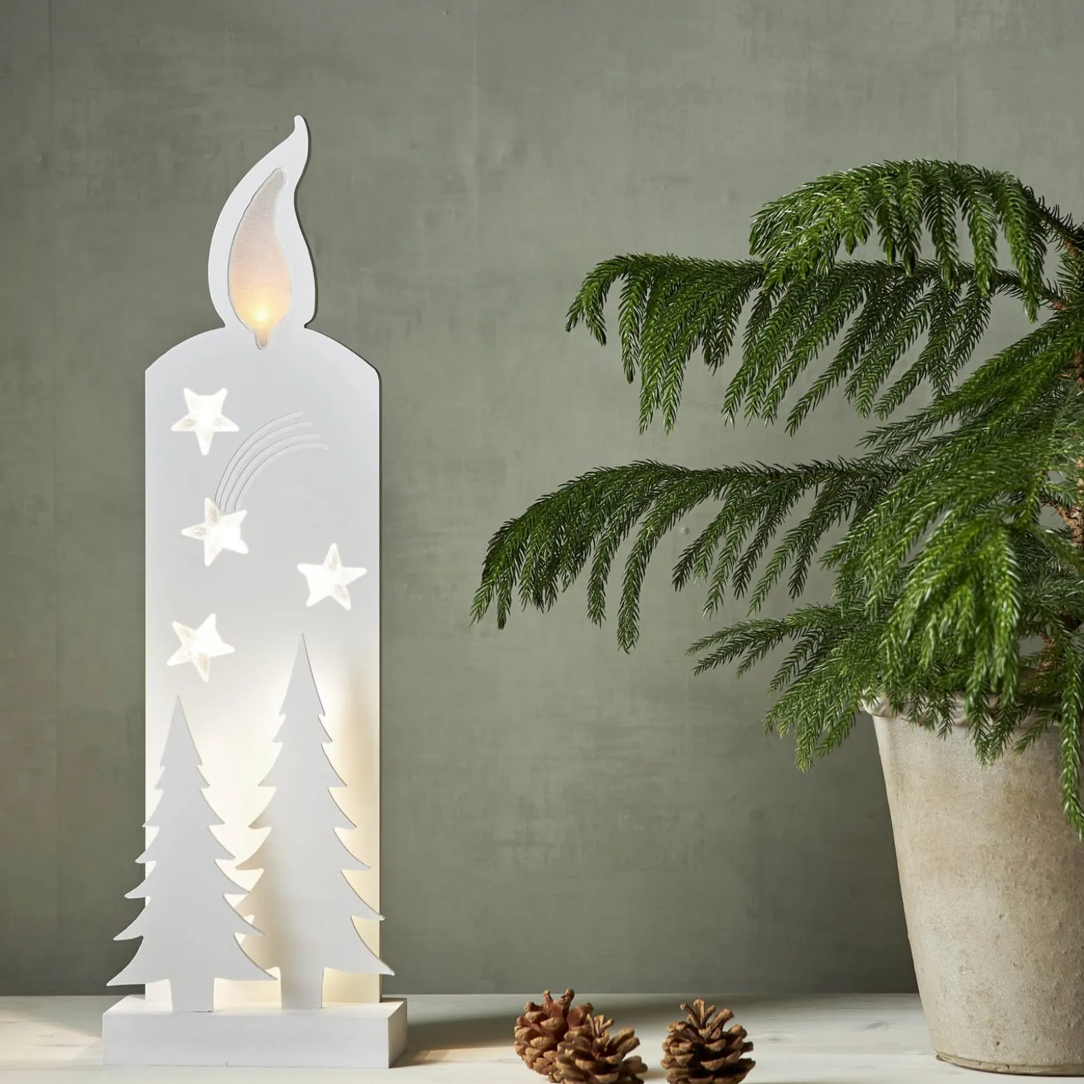 LED-Dekoleuchte Grandy, Kerze und Tannen, 50 cm