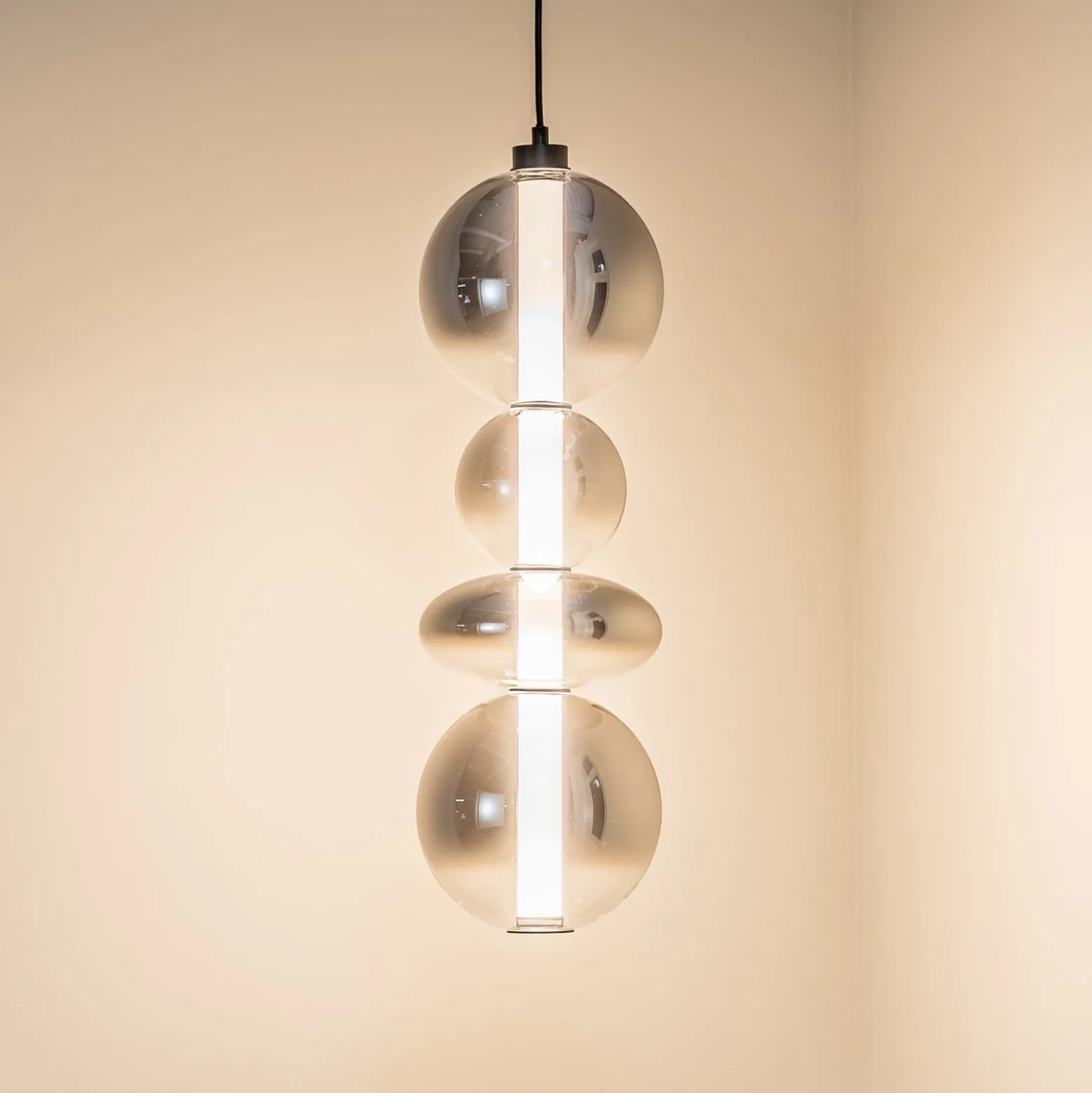 LED-Hängeleuchte Daphne, Glas grau-transparent, Höhe 62 cm