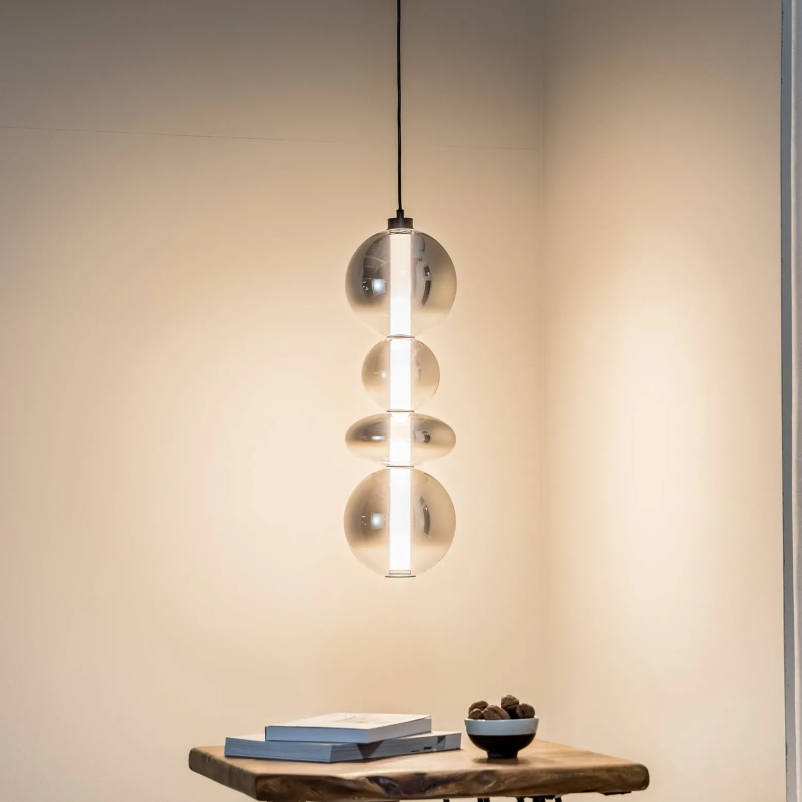 LED-Hängeleuchte Daphne, Glas grau-transparent, Höhe 62 cm