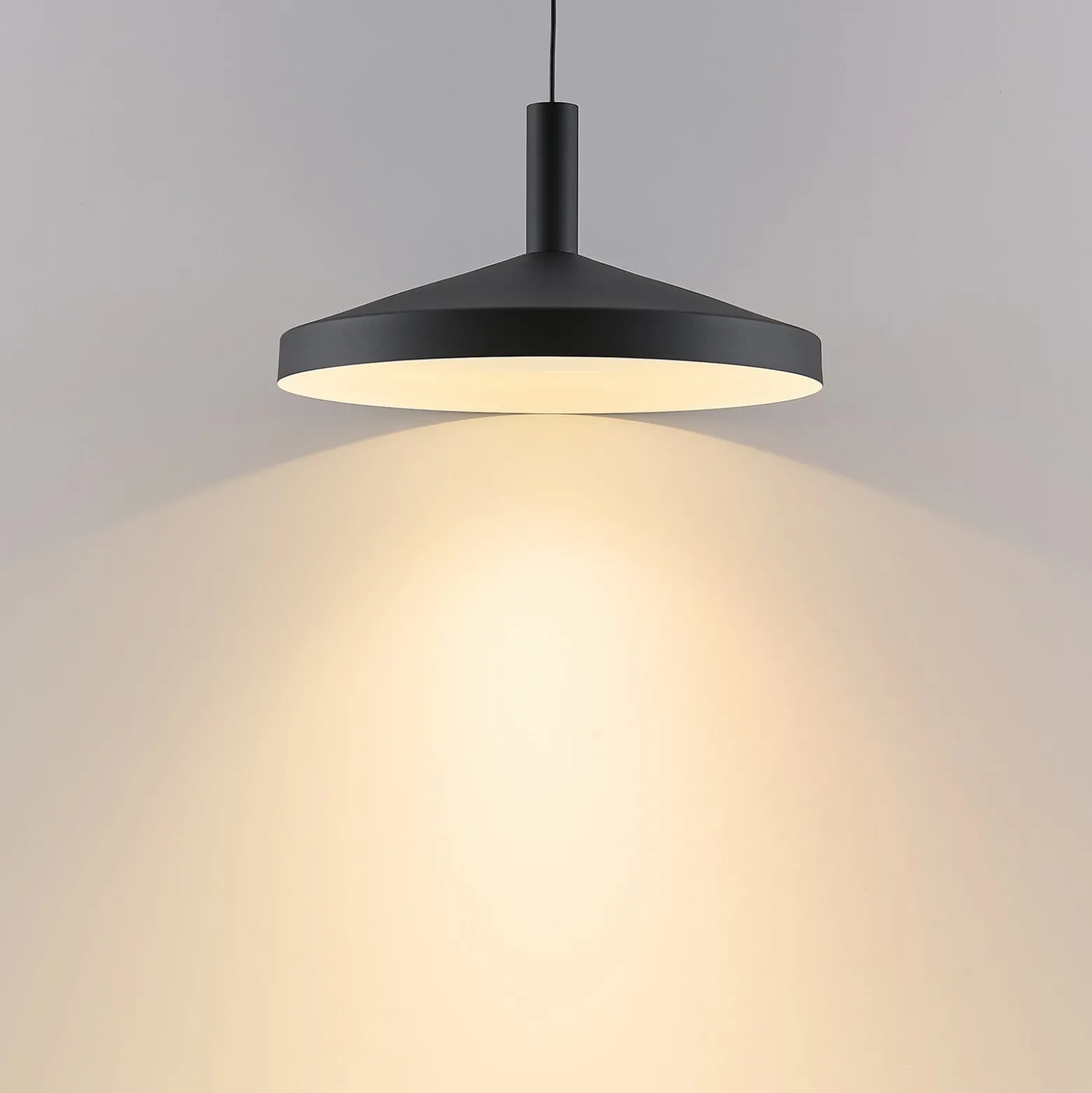 LED-Hängeleuchte LORA III, schwarz, Ø 36 cm, dimmbar 40° CCT