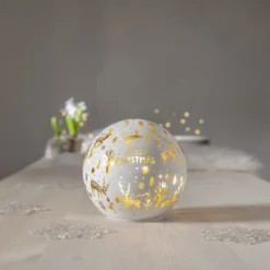 LED-Kugellampe Merry X-Mas Ø 15 cm weiß Glas Batteriebetrieb
