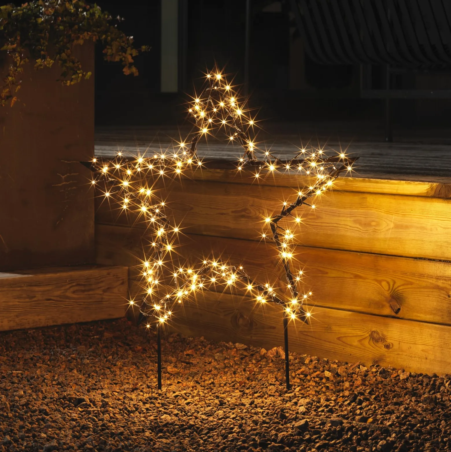 LED-Metallstern, schwarz mit Erdspießen