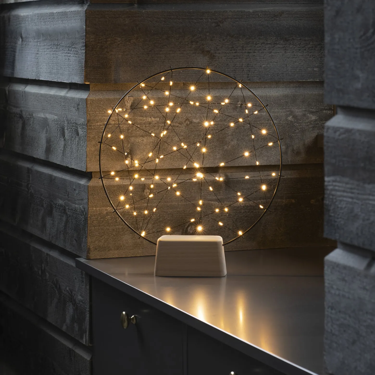 LED-Silhouette Kleiner Ring mit Holzfuß