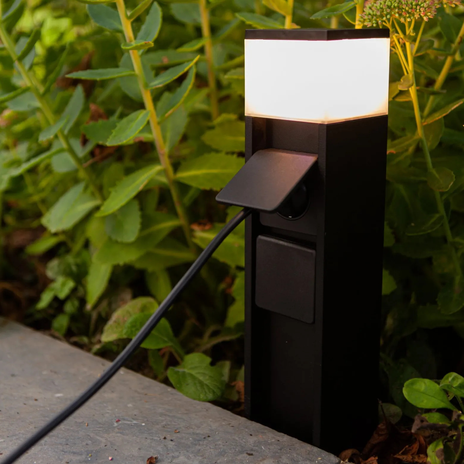 LED-Sockelleuchte MAINS, schwarz, 37 cm, IP54, 2 Steckdosen