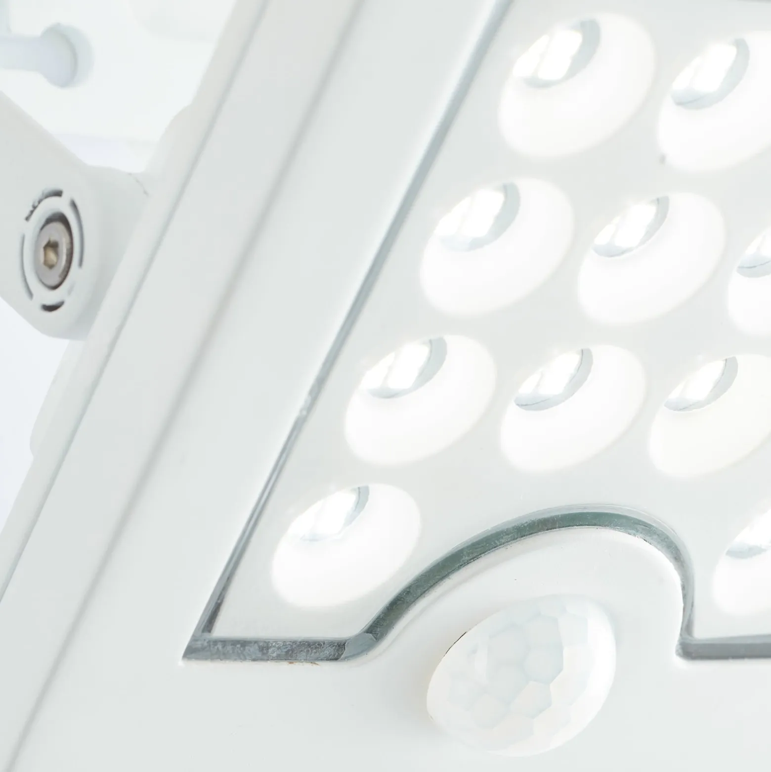 LED-Solar-Außenwandstrahler Luton Sensor, weiß, Breite 13 cm