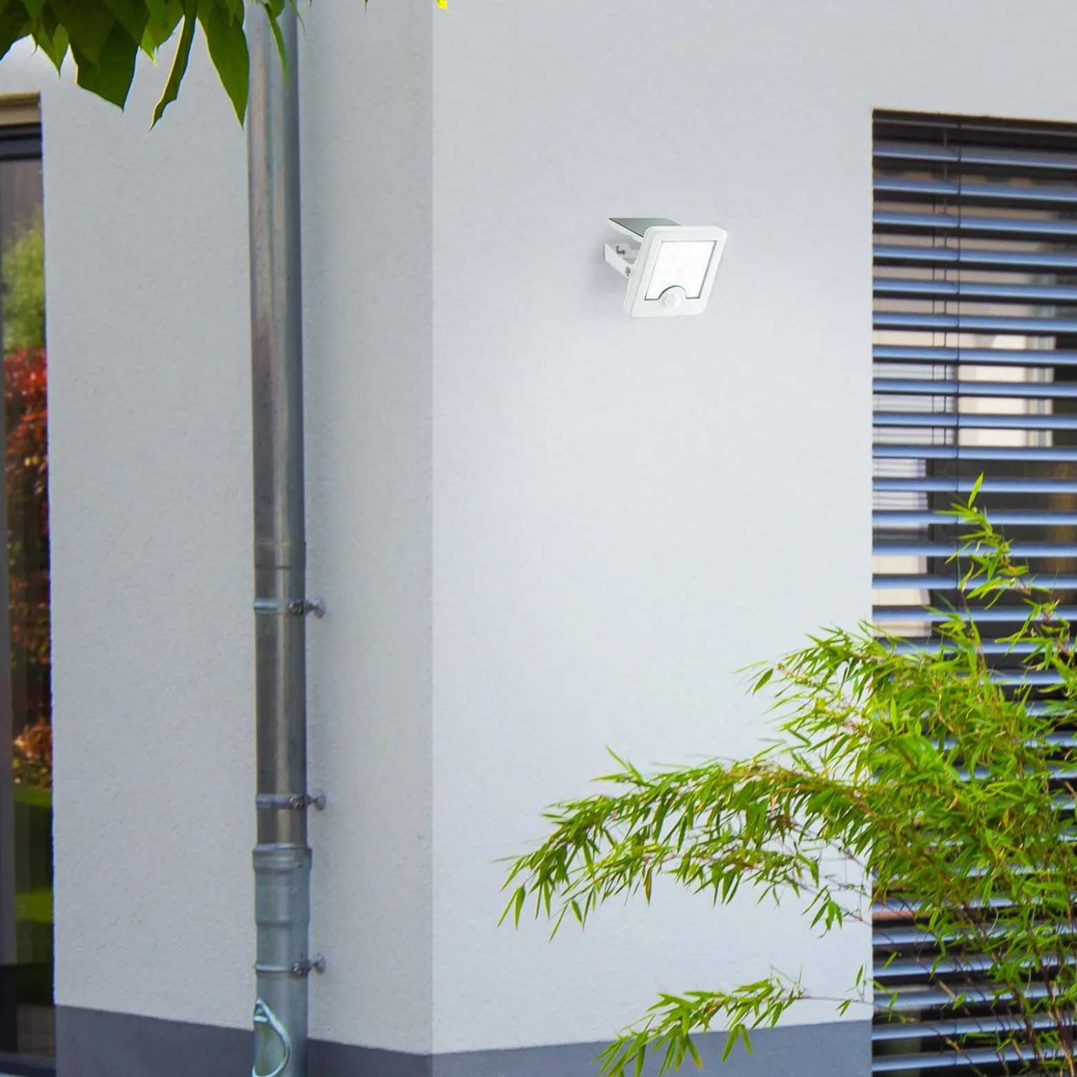 LED-Solar-Außenwandstrahler Luton Sensor, weiß, Breite 13 cm