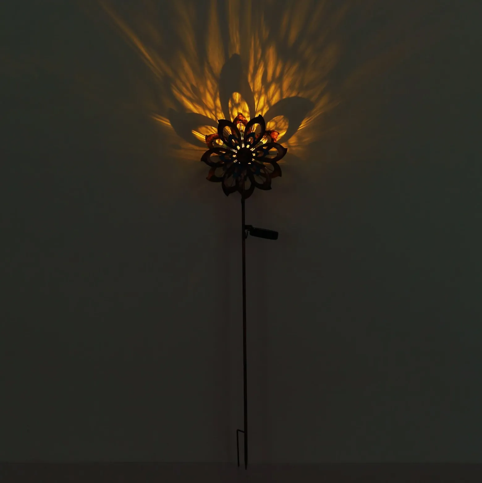 LED-Solar-Erdspießleuchte 36571, Blume, Windspiel, Metall