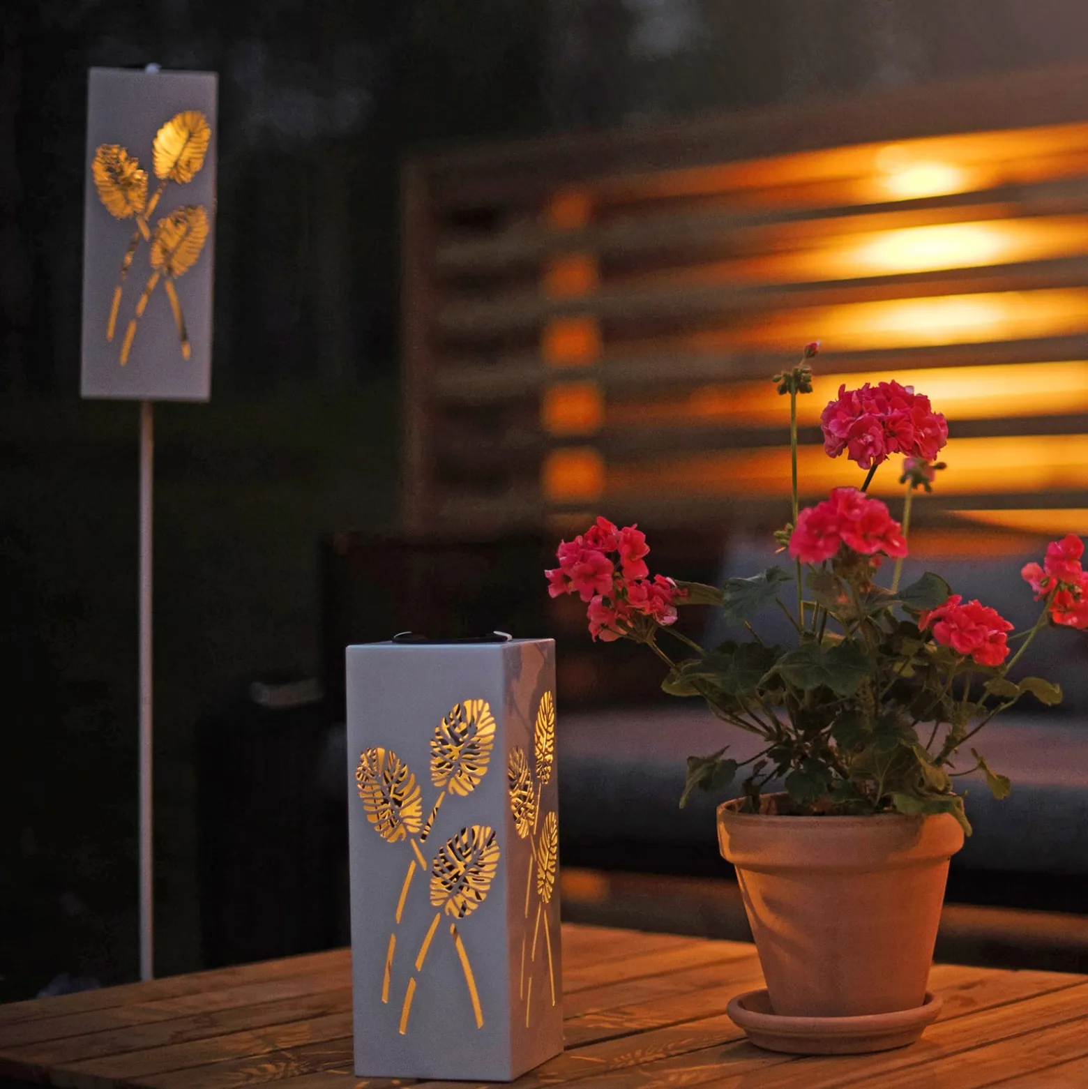 LED-Solarlampe Albaleaf, 2 Nutzungsmöglichkeiten