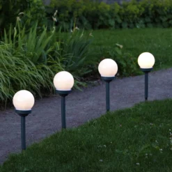 LED-Solarsockelleuchte Globus im 4er-Set