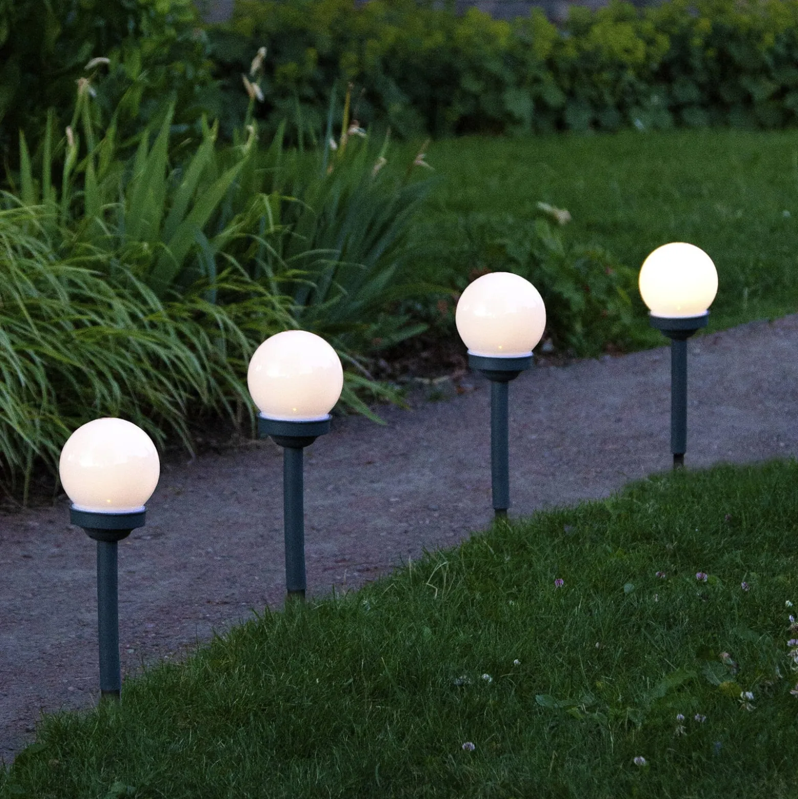 LED-Solarsockelleuchte Globus im 4er-Set