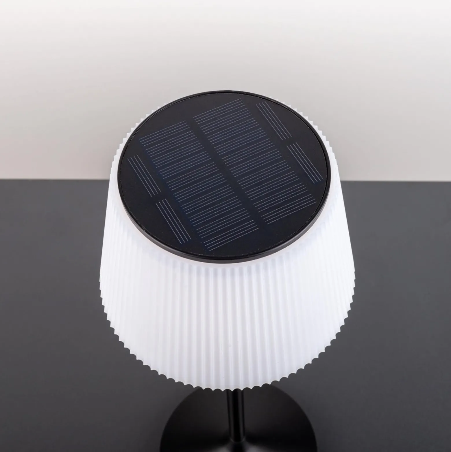 LED-Solar-Tischleuchte Emmi CCT aufladbar, schwarz