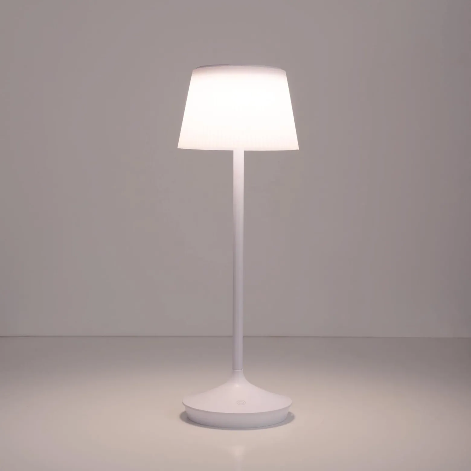 LED-Solar-Tischleuchte Emmi CCT aufladbar, weiß