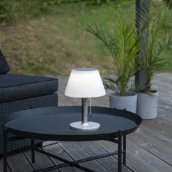 LED-Solar-Tischleuchte Solia mit Zugschalter