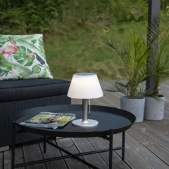 LED-Solar-Tischleuchte Solia mit Zugschalter