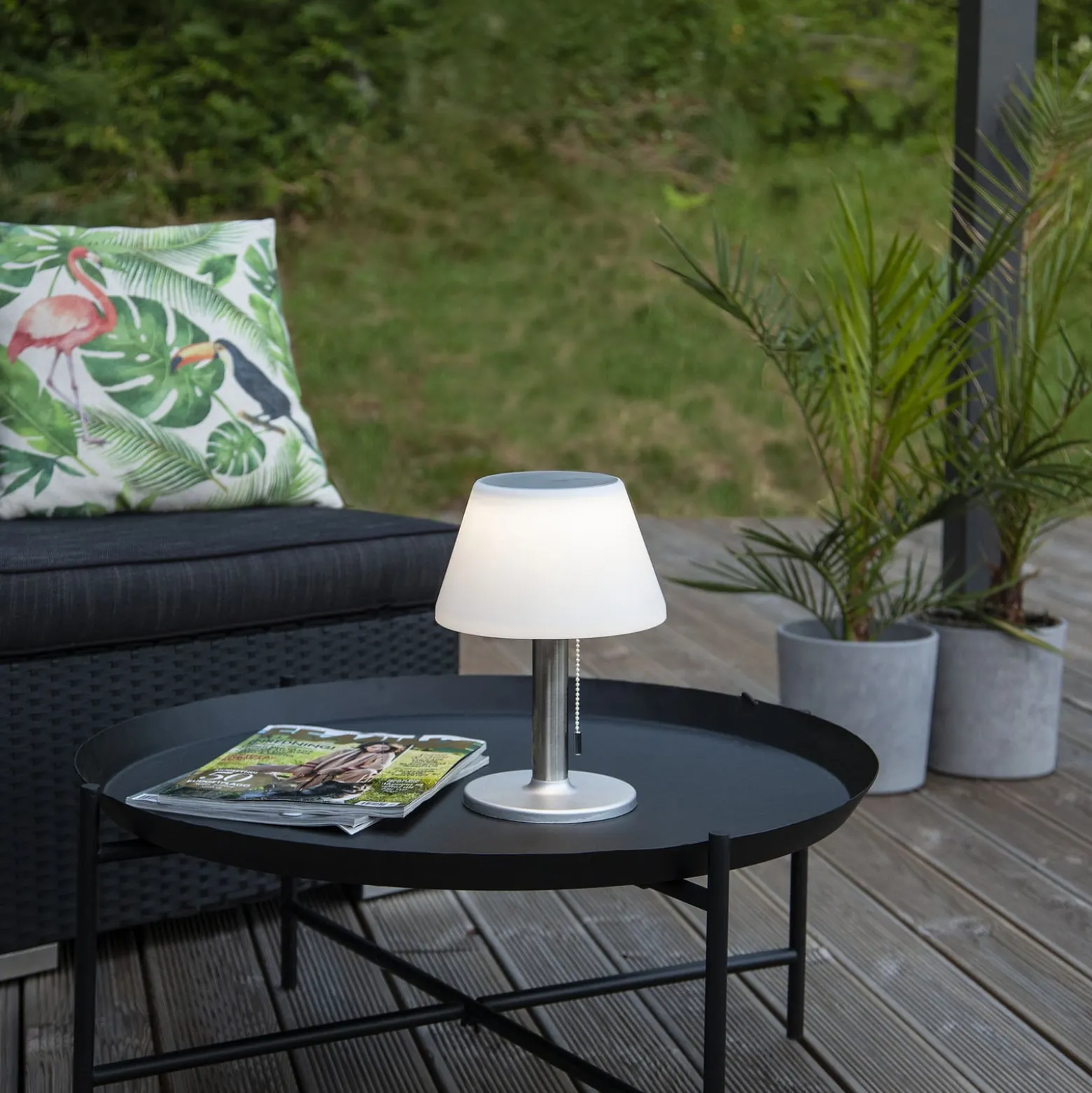 LED-Solar-Tischleuchte Solia mit Zugschalter