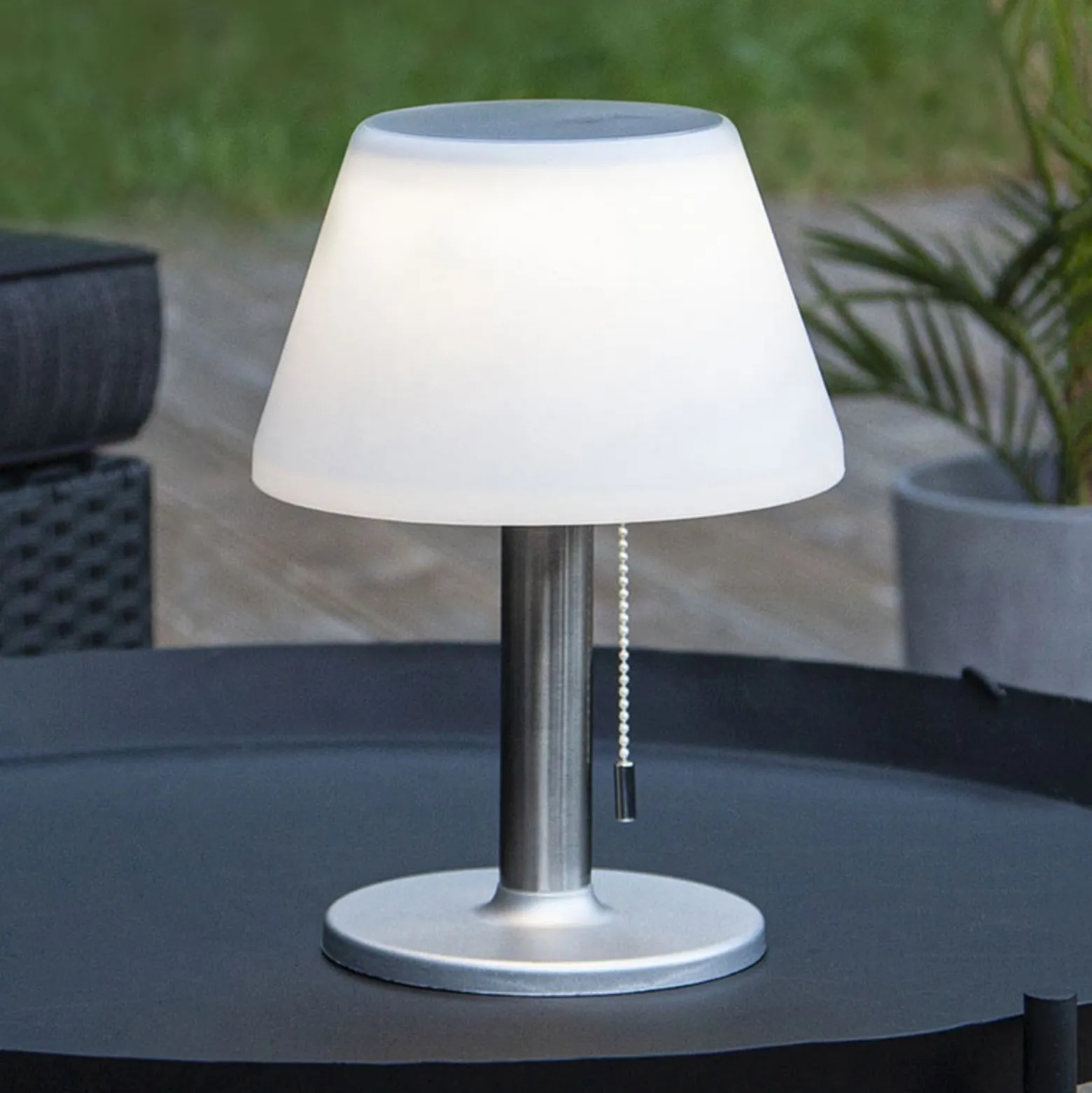 LED-Solar-Tischleuchte Solia mit Zugschalter