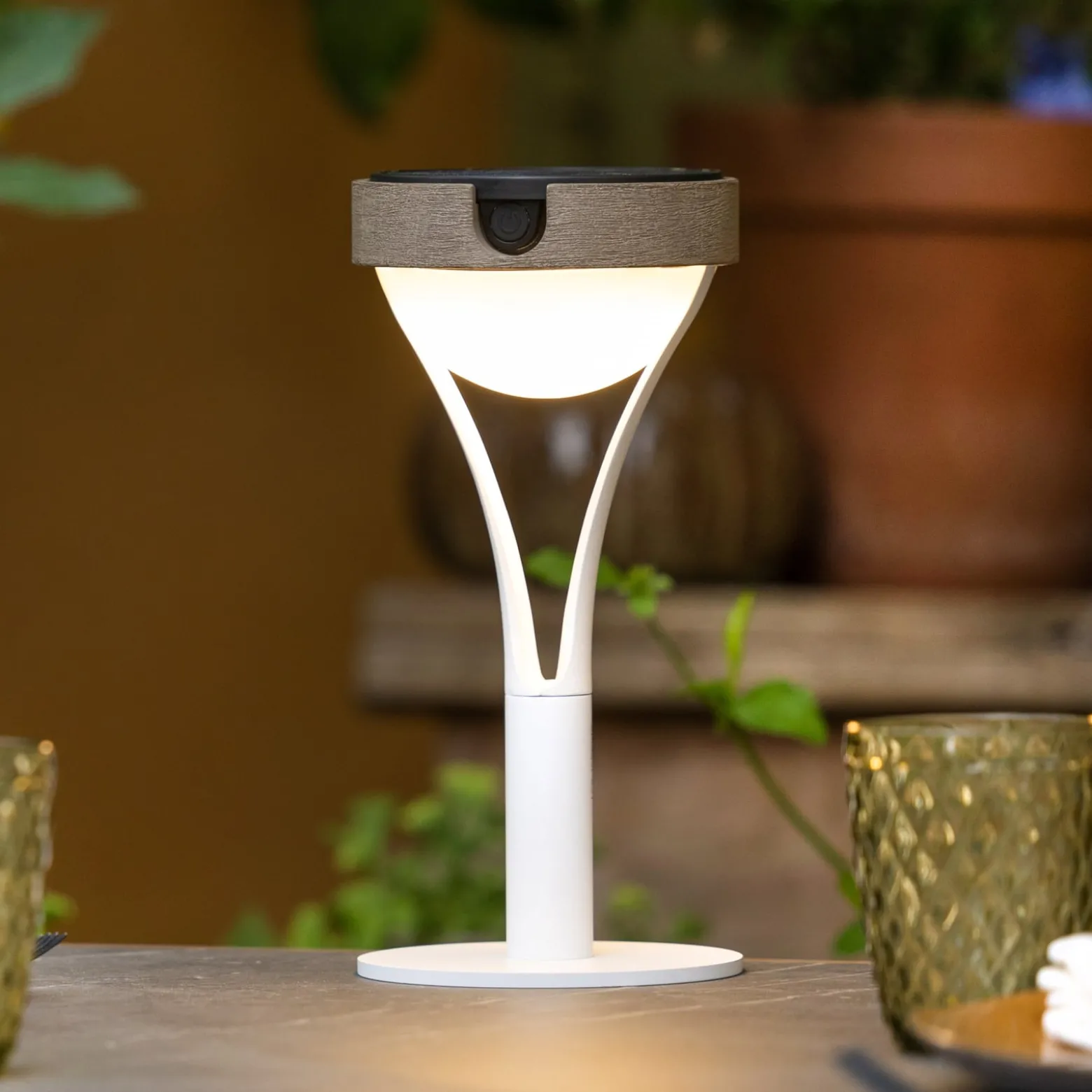 LED-Solartischleuchte Tyble, weiß / teak, 2.700 K, 200 lm