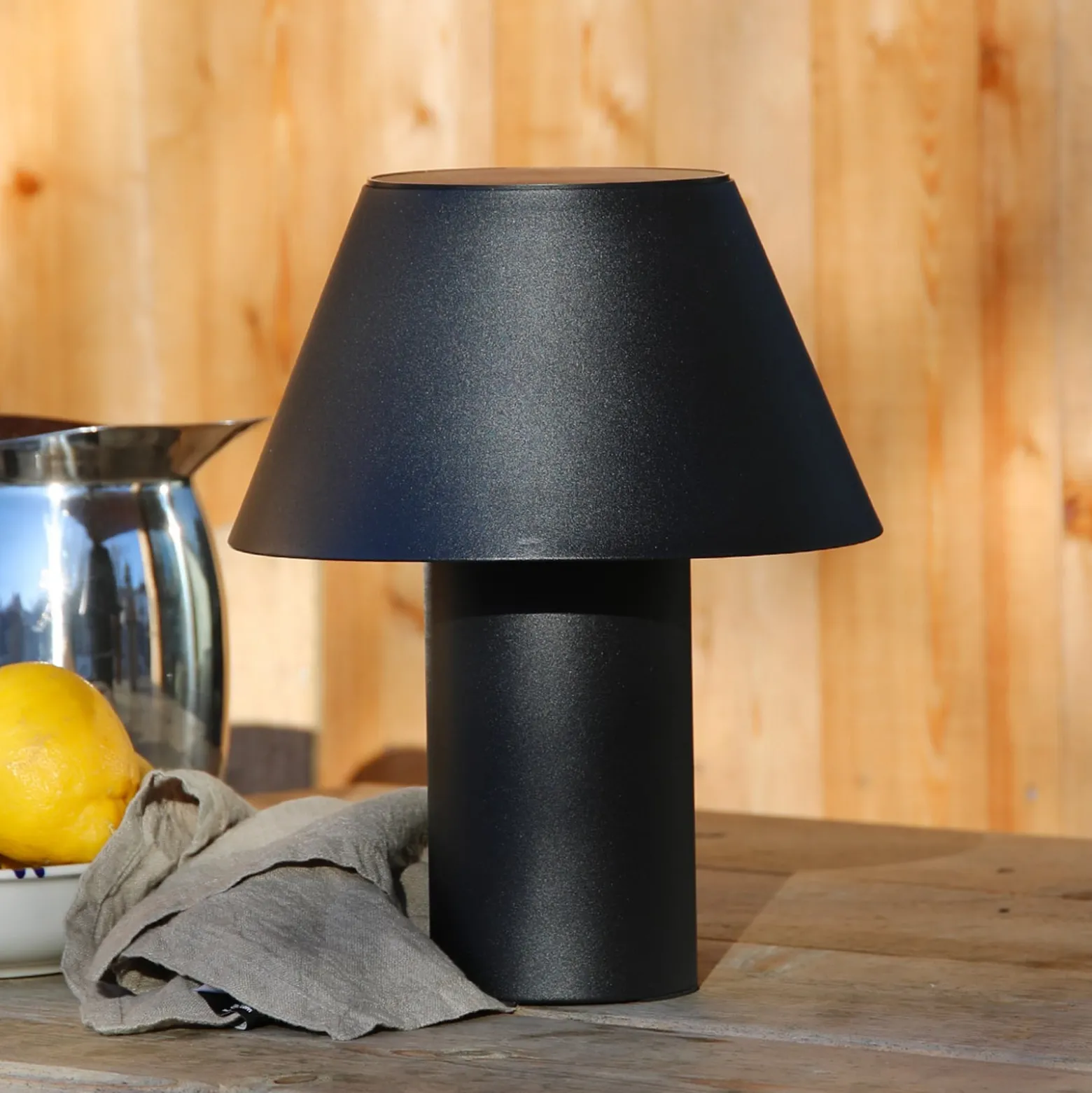 LED-Solar-Tischleuchte Vivo, schwarz, IP44, Höhe 30 cm, dim.