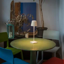 LED-Tischlampe Toc mit USB-Charger, IP54, weiß
