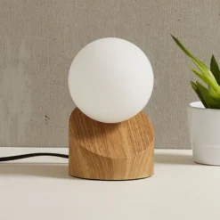 LED-Tischleuchte Alisa mit Fuß in Holzoptik