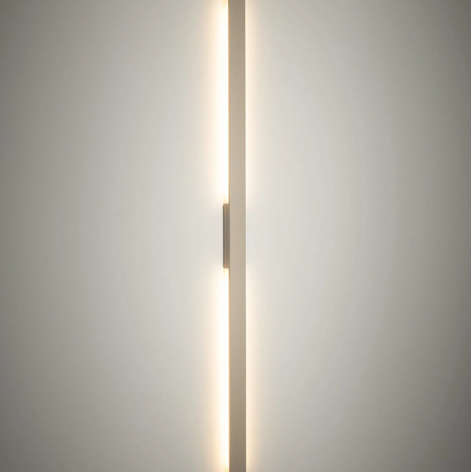 LED-Wandleuchte Demi L, sand, Aluminium, Höhe 144 cm, IP54