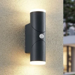Lindby Aspyn LED-Außenwandleuchte, 2fl, Sensor