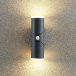 Lindby Aspyn LED-Außenwandleuchte, 2fl, Sensor