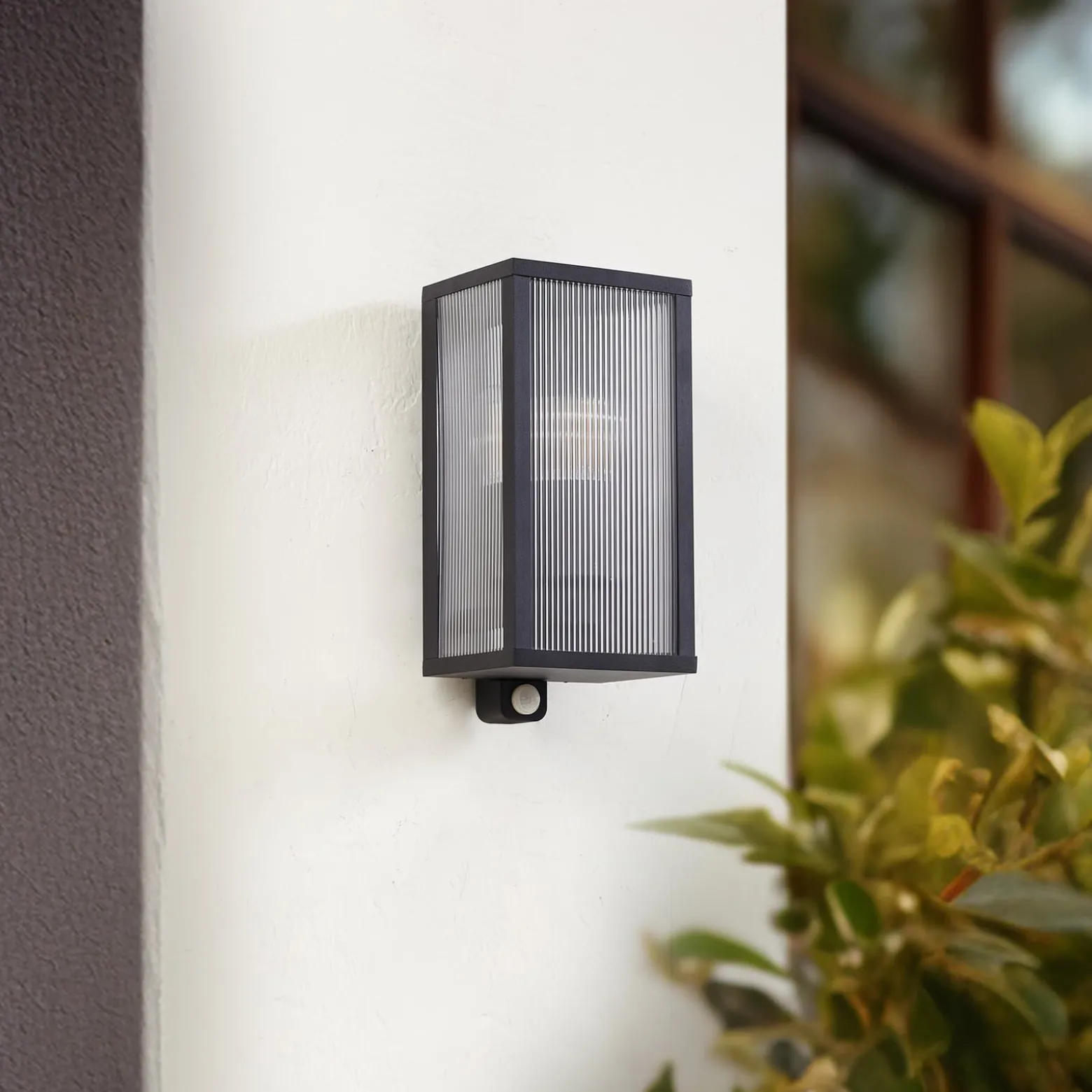 Lindby Außenwandlampe Peldar anthrazit/geriffelt 26cm Sensor