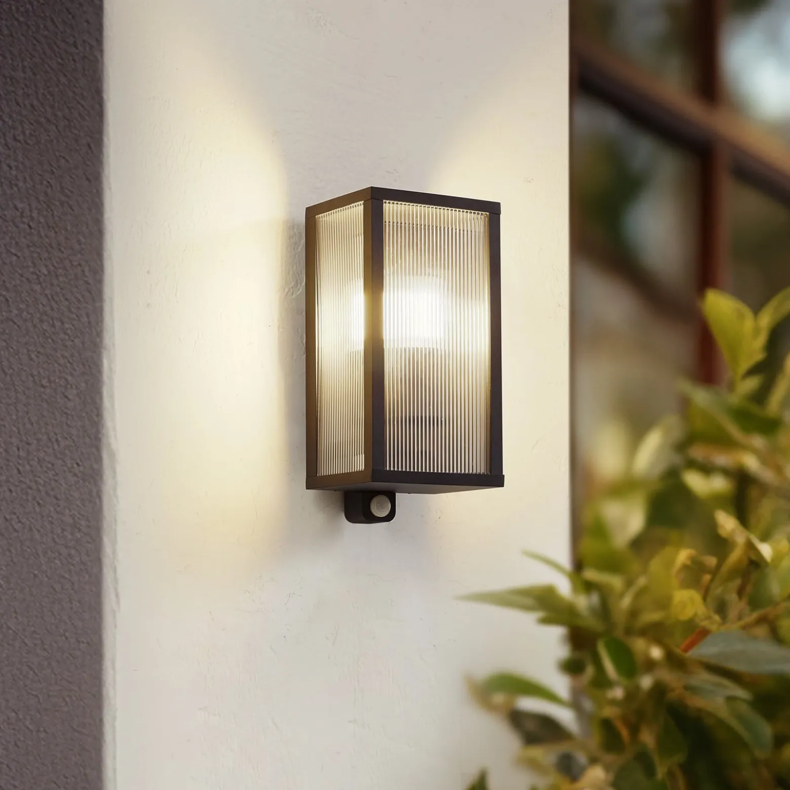 Lindby Außenwandlampe Peldar anthrazit/geriffelt 26cm Sensor