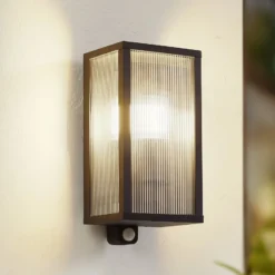 Lindby Außenwandlampe Peldar anthrazit/geriffelt 26cm Sensor