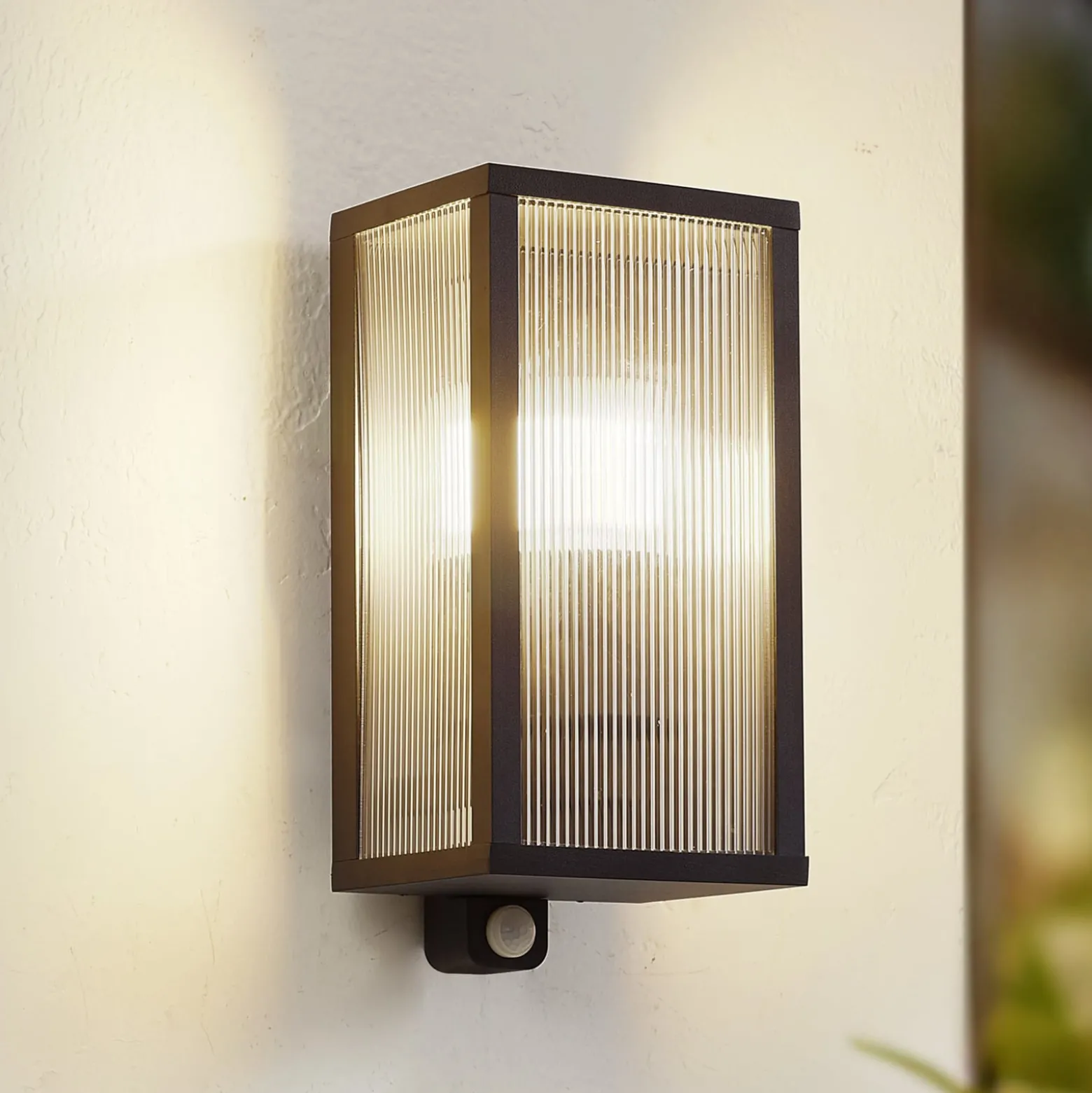 Lindby Außenwandlampe Peldar anthrazit/geriffelt 26cm Sensor