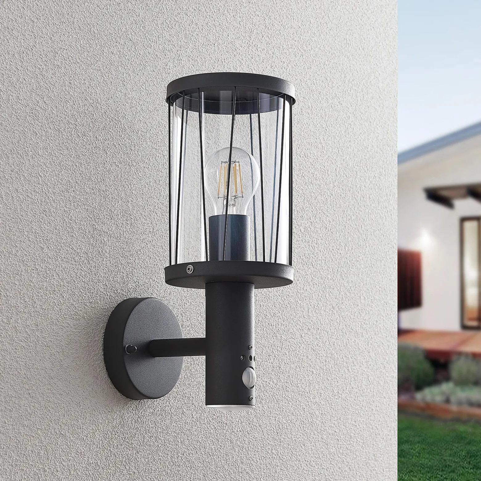 Lindby Außenwandlampe Yonan, Höhe 34 cm, anthrazit, Sensor