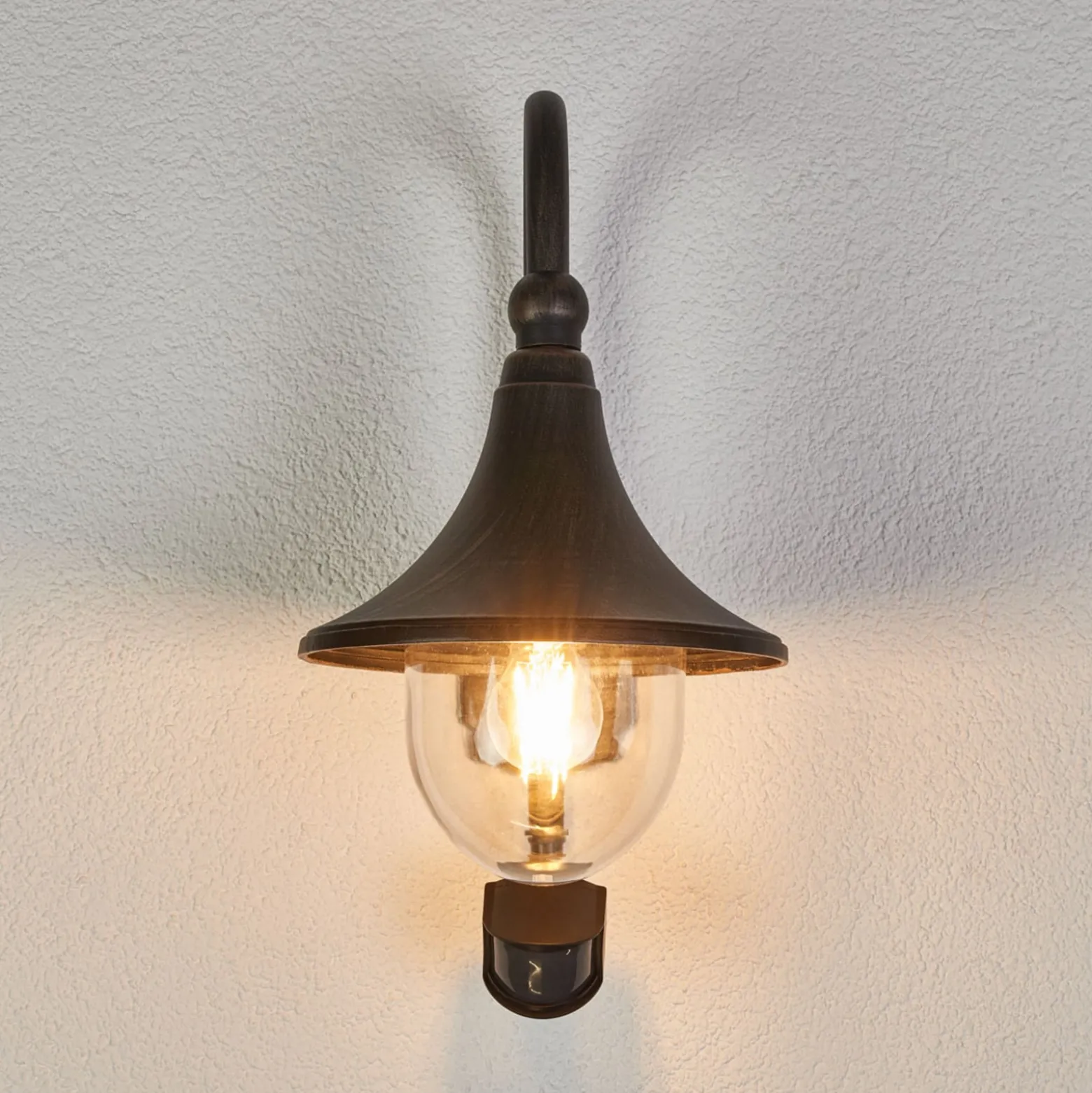 Lindby Außenwandleuchte Daphne, antikschwarz, Sensor, E27
