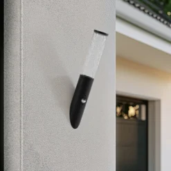 Lindby Außenwandleuchte Gavros, schwarz, Aluminium, Sensor
