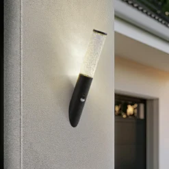Lindby Außenwandleuchte Gavros, schwarz, Aluminium, Sensor