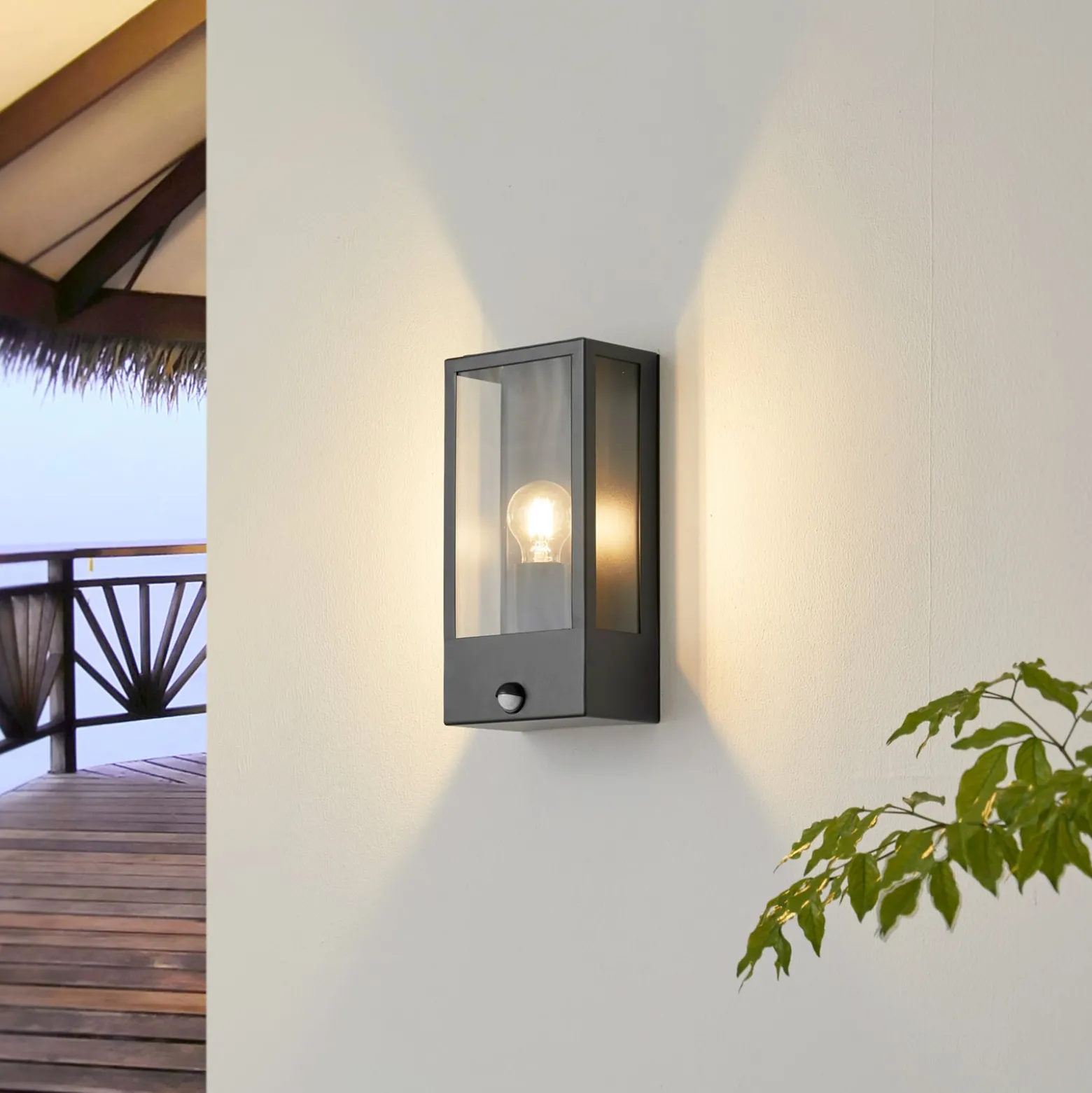 Lindby Außenwandleuchte Ilana, schwarz, Sensor, IP44, E27