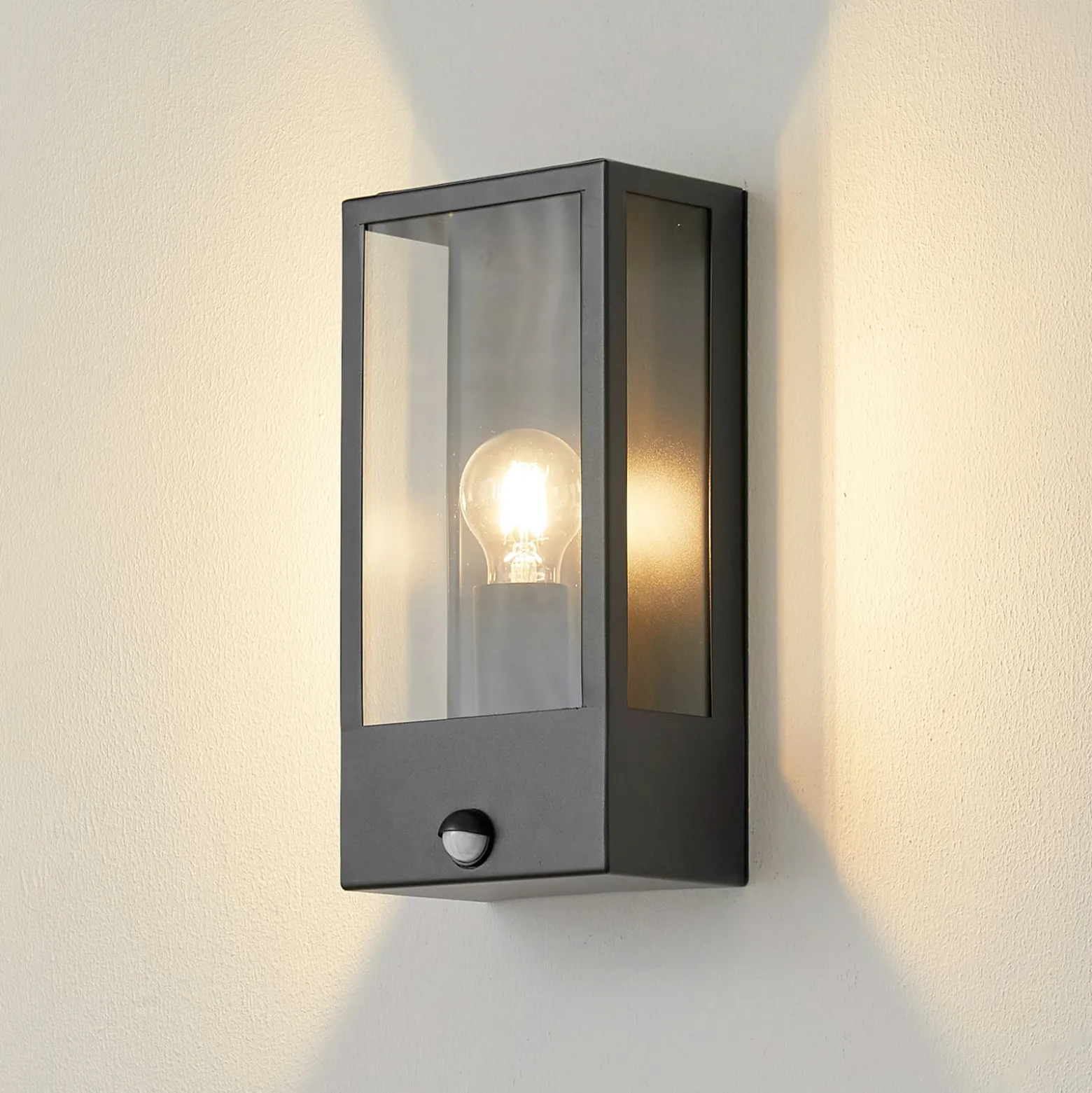 Lindby Außenwandleuchte Ilana, schwarz, Sensor, IP44, E27