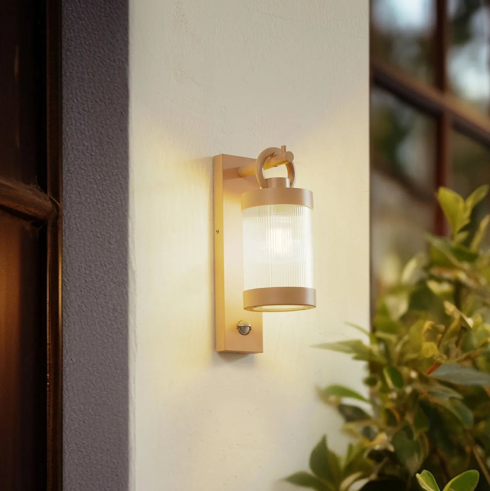 Lindby Außenwandleuchte Yrene, 20 cm, beige, Sensor, Riffle