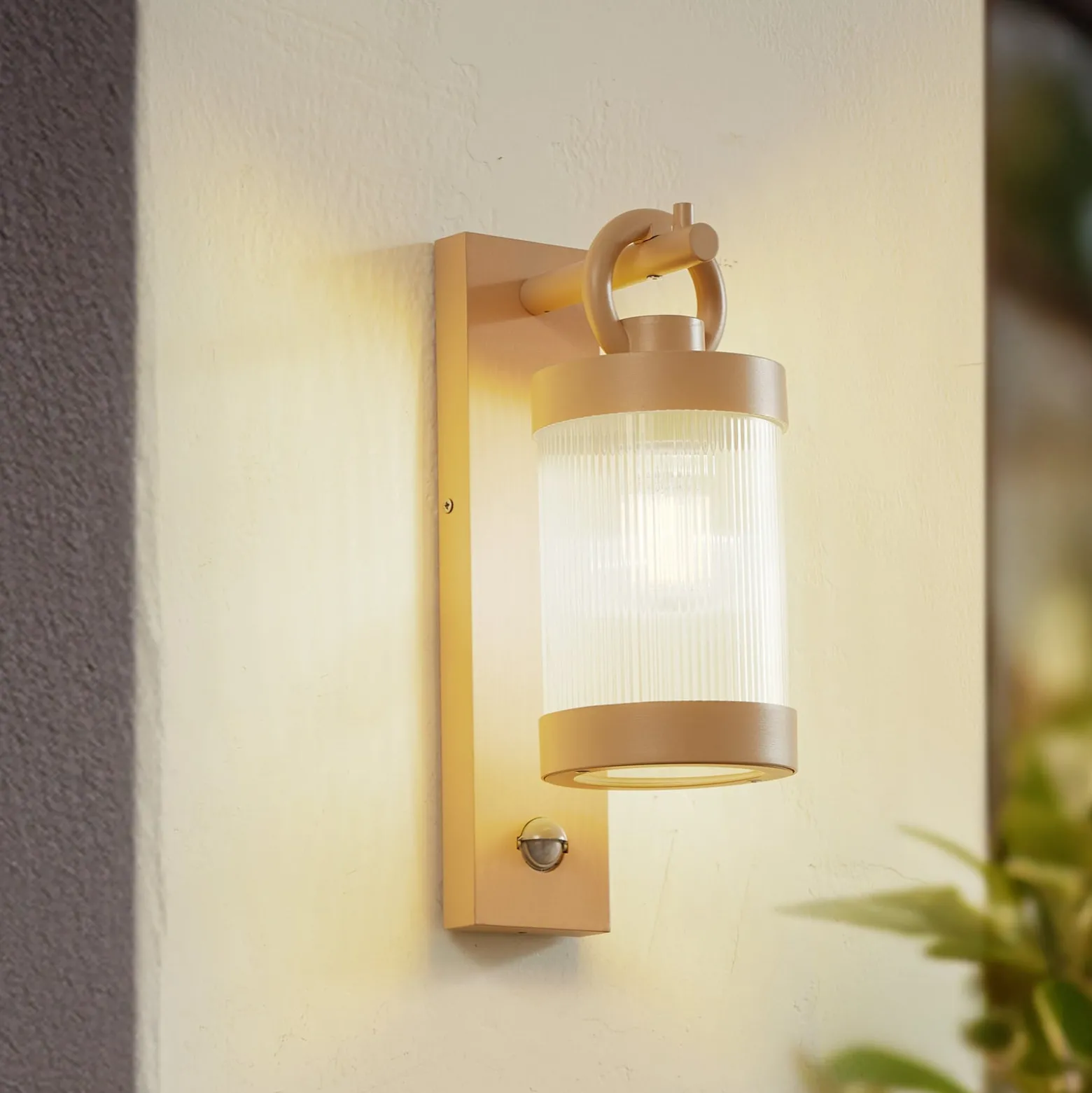 Lindby Außenwandleuchte Yrene, 20 cm, beige, Sensor, Riffle