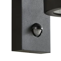 Lindby Außenwandleuchte Yrene, 20cm, schwarz, Sensor, Riffle