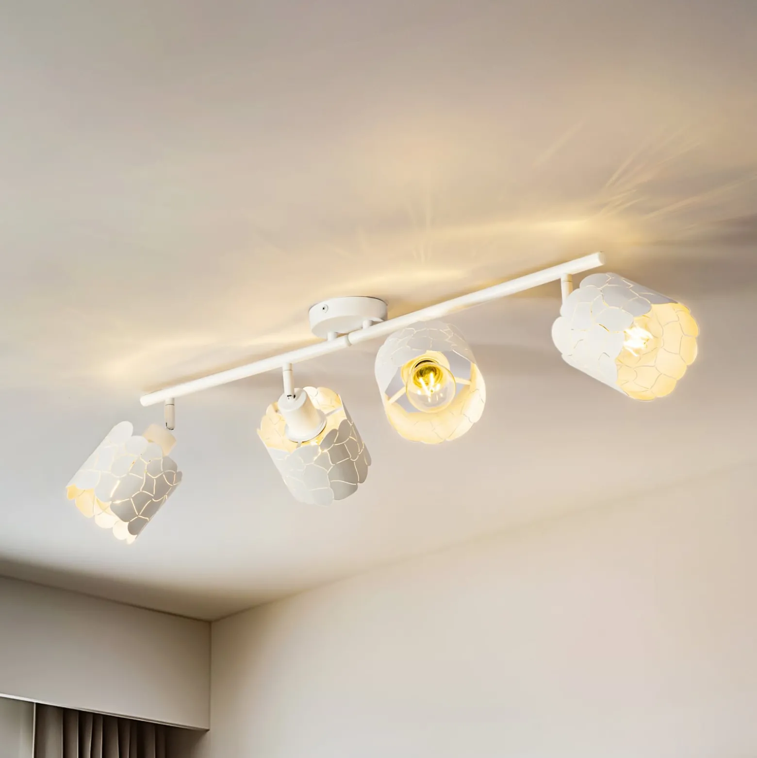 Lindby Deckenleuchte Aralena, weiß, 4-flg., Länge 97 cm