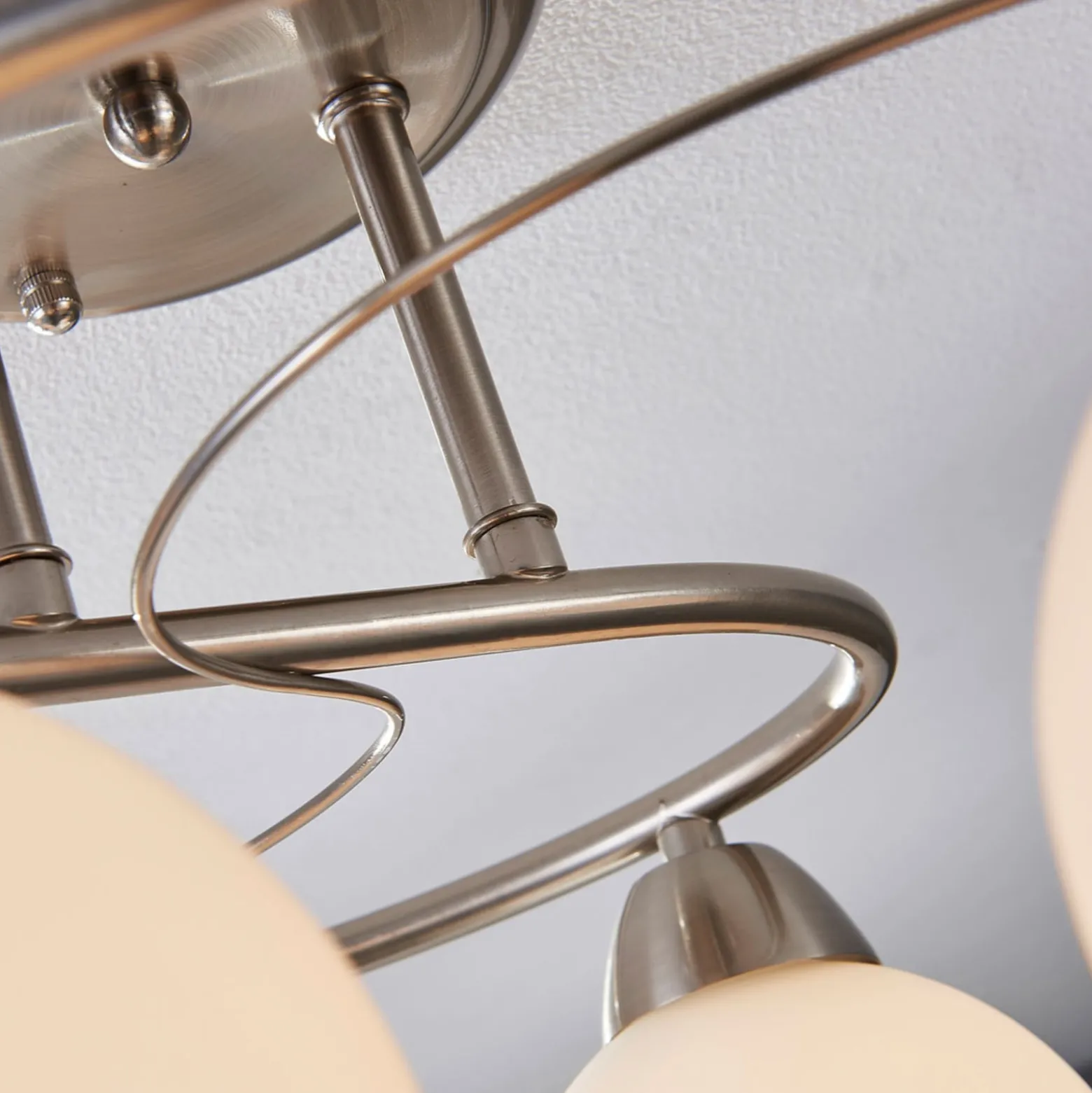 Lindby Deckenleuchte Svean, 6-flg., weiß, Glas, Länge 75cm