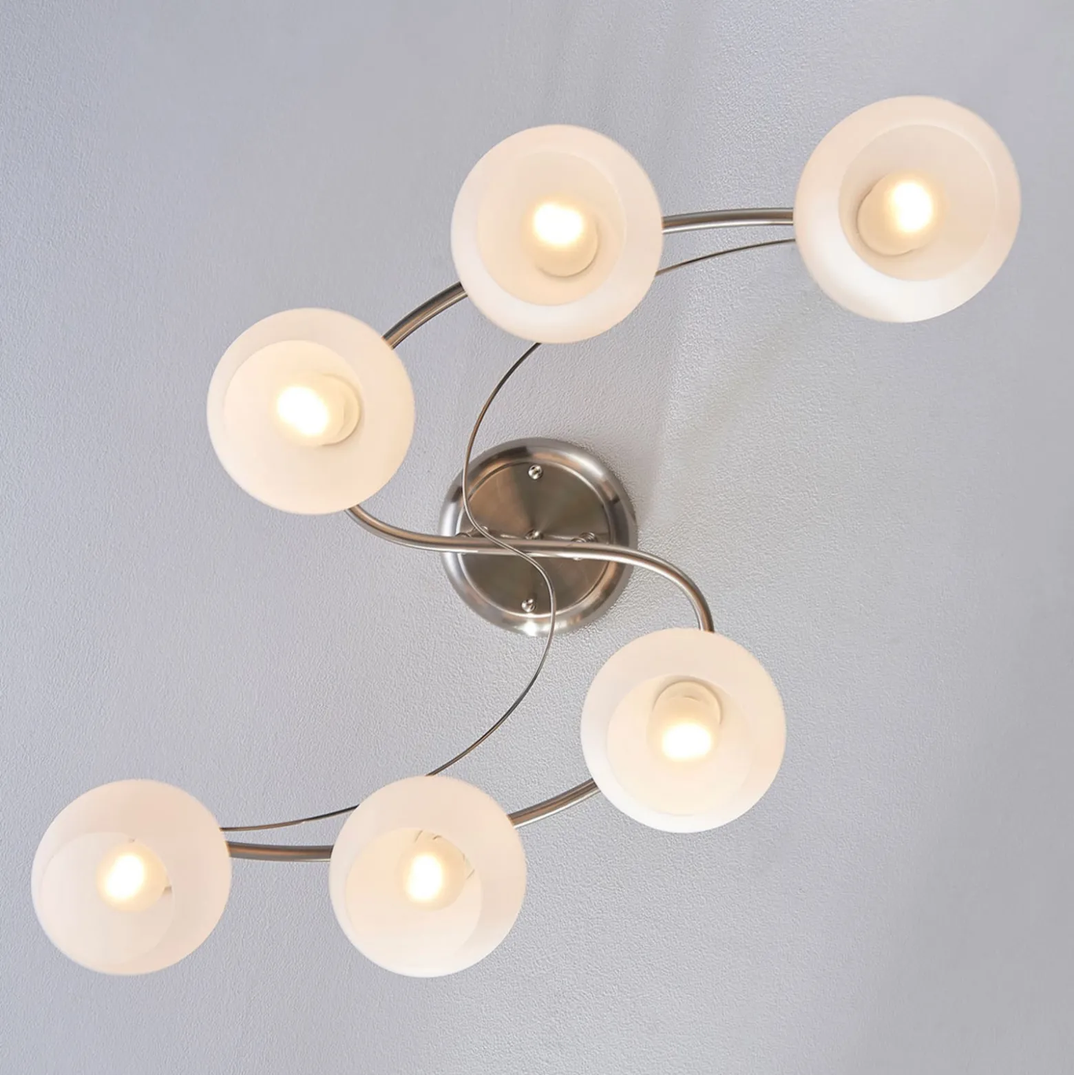 Lindby Deckenleuchte Svean, 6-flg., weiß, Glas, Länge 75cm