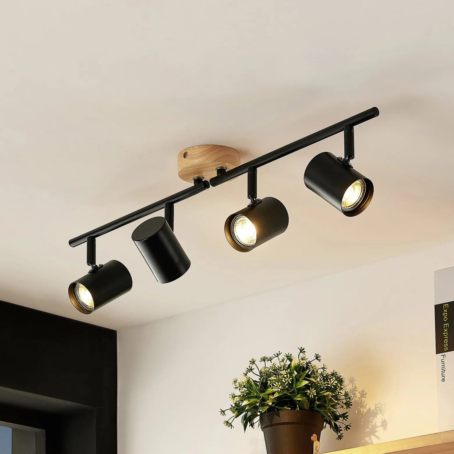 Lindby Deckenleuchte Xiomara, 4-flammig, 68 cm lang, Holz