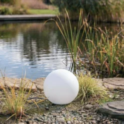 Lindby Kugelleuchte Valyra, Ø 30 cm, IP54, Erdspieß