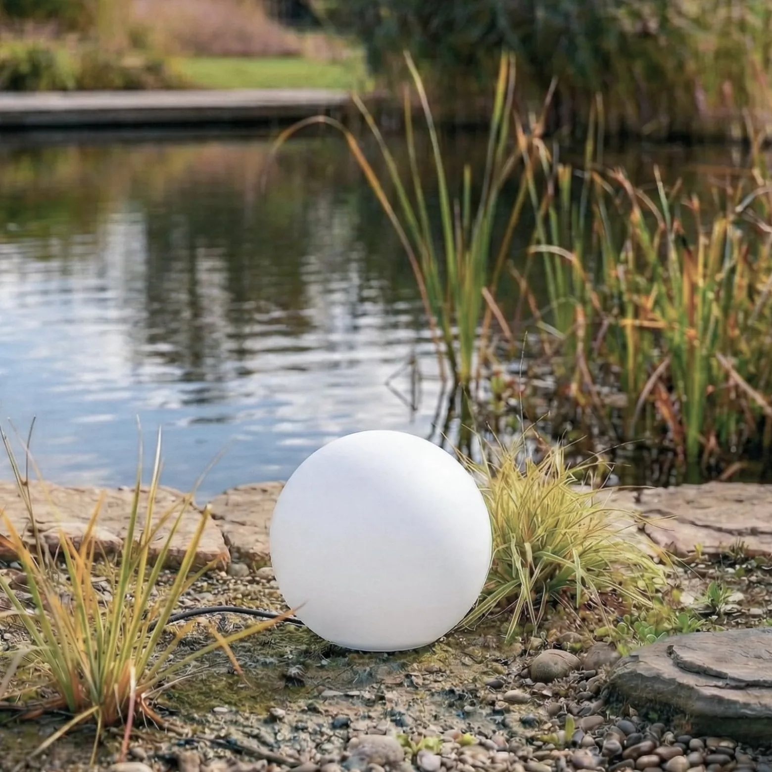Lindby Kugelleuchte Valyra, Ø 30 cm, IP54, Erdspieß