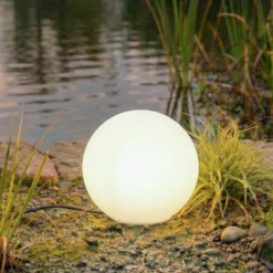 Lindby Kugelleuchte Valyra, Ø 30 cm, IP54, Erdspieß