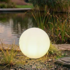 Lindby Kugelleuchte Valyra, Ø 50 cm, IP54, Erdspieß