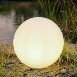 Lindby Kugelleuchte Valyra, Ø 50 cm, IP54, Erdspieß