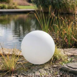 Lindby Kugelleuchte Valyra, Ø 50 cm, IP54, Erdspieß
